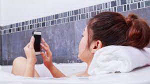 Почему нельзя читать с телефона ванной?