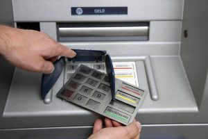 ⚠️💸 Осторожно, Мошенники: 5 ошибок у банкомата, которые могут стоить вам денег!