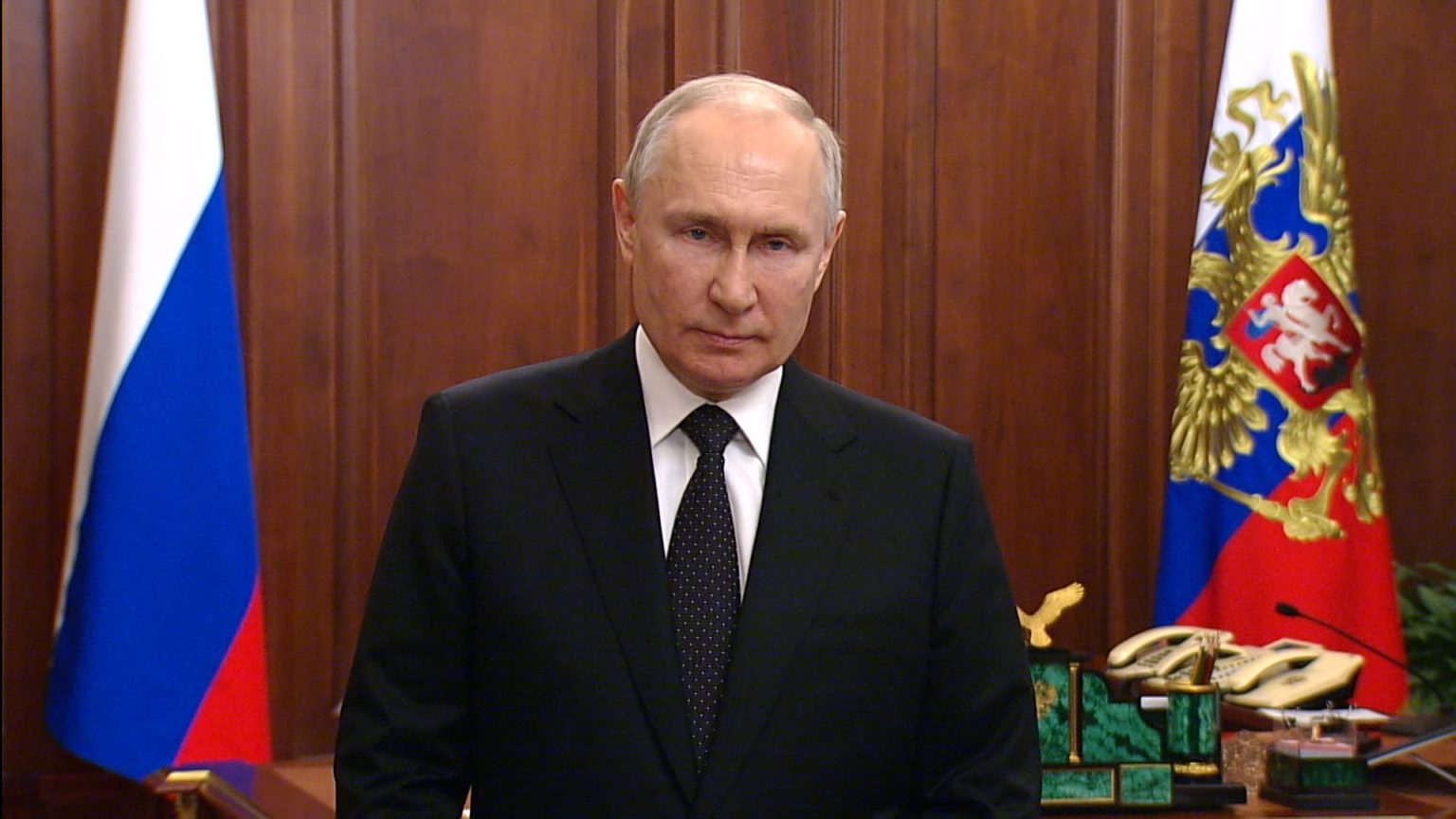 Путин на фоне флага россии в хорошем качестве